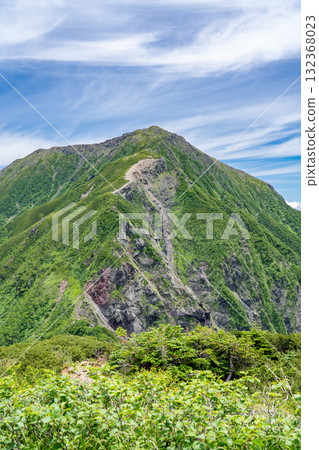 從兔山登山道上看到的聖山和聖山的大崩塌景象。聖和兔正在攀登南阿爾卑斯山。 從兔山登山道上看到的聖山和聖山的大崩塌景象。聖和兔正在攀登南阿爾卑斯山。 132368023