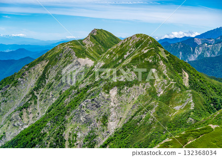 從兔嶽山頂眺望中森丸山和大澤岳。攀登南阿爾卑斯山的聖岳和兔岳。 132368034