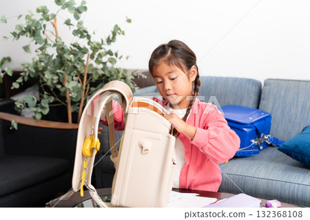 Elementary school girl learning school bag Elementary school girl learning school bag 132368108