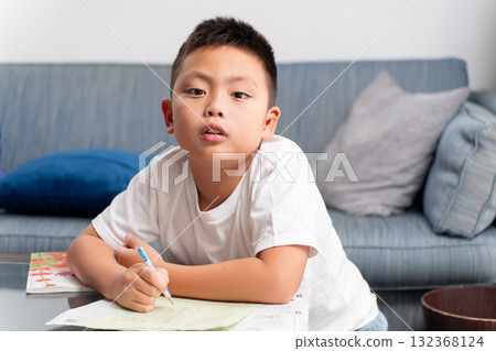 小學男孩學習 132368124