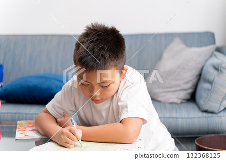 小學男孩學習 132368125