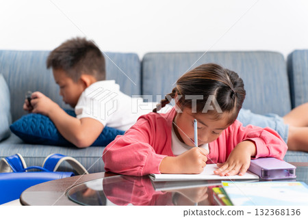 Elementary school siblings learning game Elementary school siblings learning game 132368136