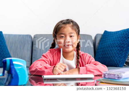 小學女孩學習 132368150