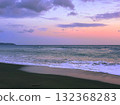 日落海灘和海浪的漸變 132368283