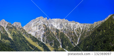 Autumn in the Northern Alps: The road to Karasawa Cirque, a spectacular view of the Hotaka mountain range from Kamikochi 132369097