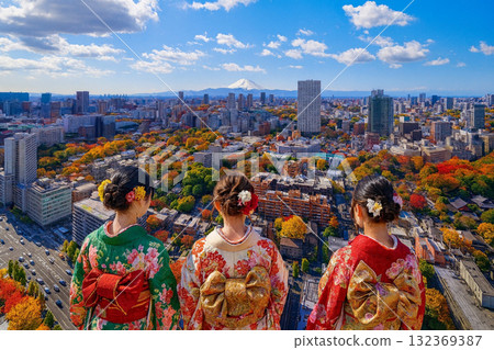 從新人高輪眺望富士山的秋葉 132369387