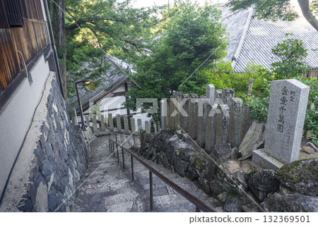 清晨的東大寺二月堂,一片寂靜 清晨的東大寺二月堂,一片寂靜 132369501