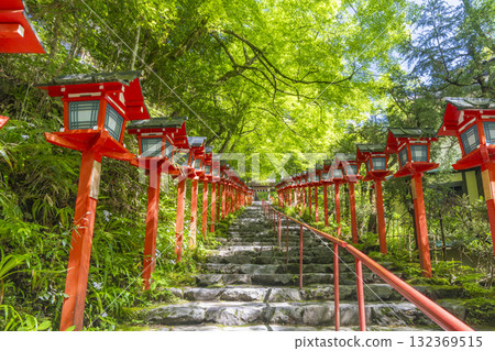 鮮綠的貴船神社、朱紅色的燈籠和石階 鮮綠的貴船神社、朱紅色的燈籠和石階 132369515