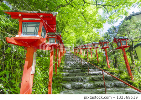 鮮綠的貴船神社、朱紅色的燈籠和石階 132369519