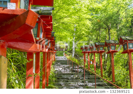 鮮綠的貴船神社、朱紅色的燈籠和石階 132369521