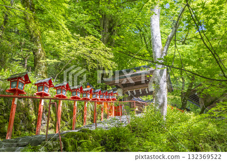 鮮綠的貴船神社、朱紅色的燈籠和石階 鮮綠的貴船神社、朱紅色的燈籠和石階 132369522
