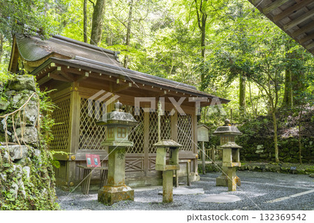 被新綠包圍的貴船神社奧宮本殿境內 被新綠包圍的貴船神社奧宮本殿境內 132369542