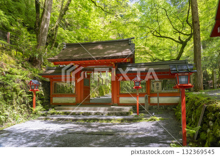 Kifune Shrine Okumiya Shrine Gate The grounds are surrounded by fresh greenery 132369545
