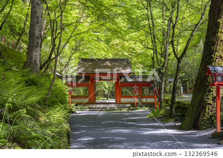 綠樹環繞的貴船神社奧宮新門院內 132369546