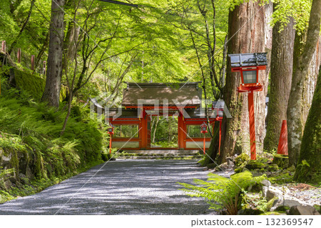 綠樹環繞的貴船神社奧宮新門院內 132369547