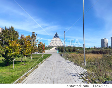 從阿斯塔納公園眺望和平與和解宮 132371549