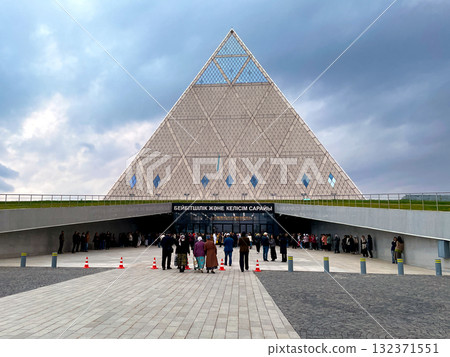 前往阿斯塔納和平與和解宮參加活動的人們 132371551