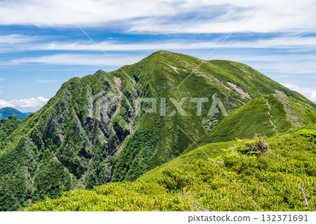從琴嶽山頂眺望兔山。攀登南阿爾卑斯山的聖山和兔山。 132371691
