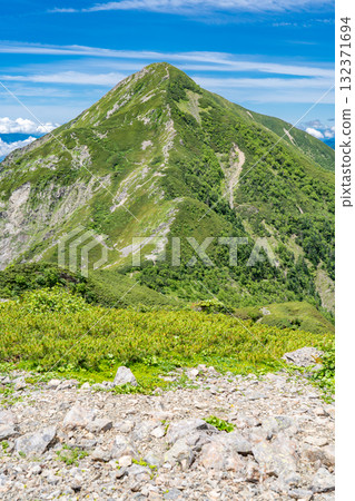 從琴嶽山頂眺望中森丸山。攀登南阿爾卑斯山的聖岳和兔岳 132371694