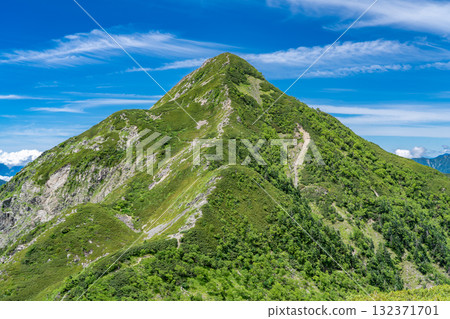 從琴嶽山頂眺望中森丸山。攀登南阿爾卑斯山的聖岳和兔岳 132371701