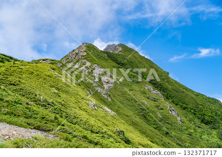 從百劍堂下山口眺望大澤山。聖和兔正在攀登南阿爾卑斯山。 從百劍堂下山口眺望大澤山。聖和兔正在攀登南阿爾卑斯山。 132371717