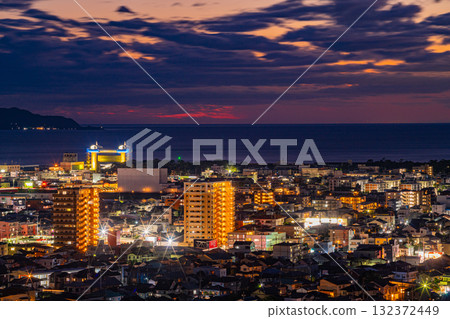 [靜岡縣] 從香貫山眺望沼津市的夜景 132372449