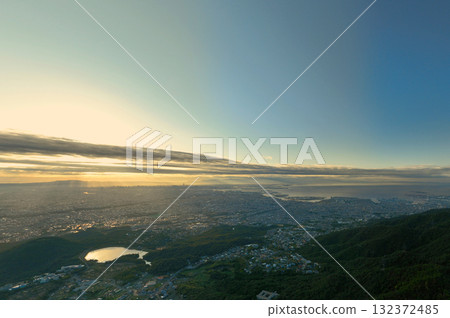 六甲山的景色：大阪平原的黎明 132372485