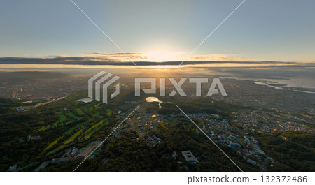 六甲山的景色：大阪平原的黎明 132372486