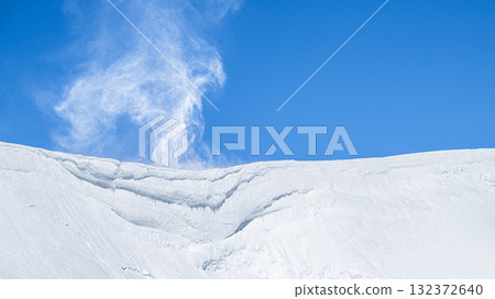 隆冬時節，谷川山上飄揚的雪煙 132372640