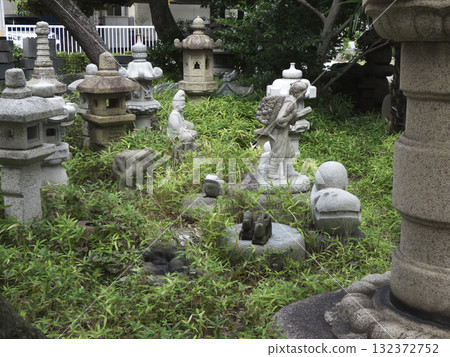各式各樣的石像和石燈籠隨意擺放在雜草叢中 132372752