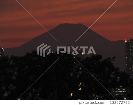 富士山映襯在火紅的夕陽天空中 132372753