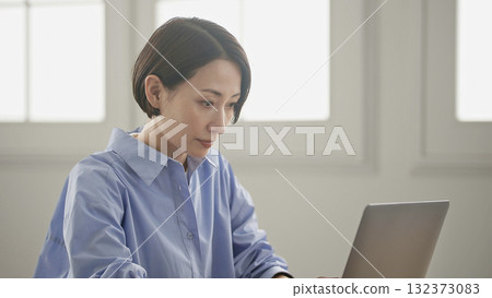 一個扮演個人電腦的女人 132373083
