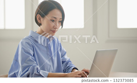 一個扮演個人電腦的女人 132373085