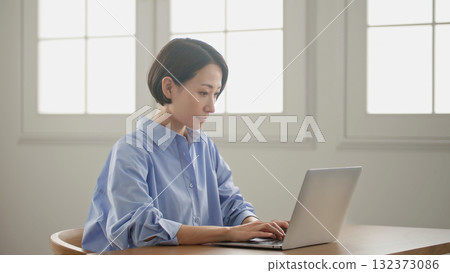 A woman who plays a personal computer A woman who plays a personal computer 132373086