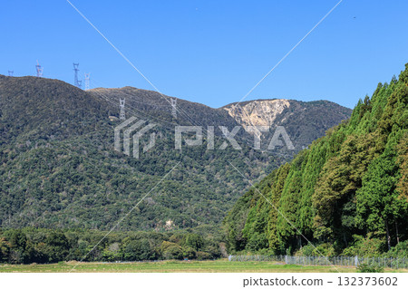 The scree slope of the Nosaka Mountains seen from the foot of the mountain. Myoo-no-Hakama, Makino-cho, Takashima City, Shiga Prefecture The scree slope of the Nosaka Mountains seen from the foot of the mountain. Myoo-no-Hakama, Makino-cho, Takashima City, Shiga Prefecture 132373602