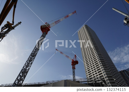 塔式起重機和高層公寓 塔式起重機和高層公寓 132374115