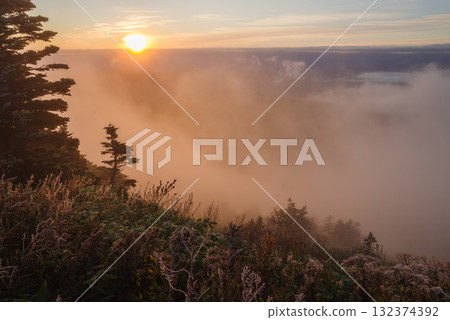 從日本國道最高點望去,吉平沼澤被朝陽照耀 從日本國道最高點望去,吉平沼澤被朝陽照耀 132374392