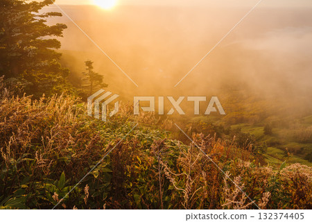 從日本國道最高點望去，吉平沼澤被朝陽照耀 132374405