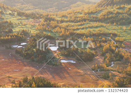 從日本國道最高點望去,吉平沼澤被朝陽照耀 從日本國道最高點望去,吉平沼澤被朝陽照耀 132374420