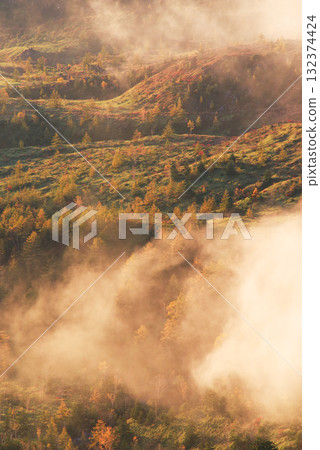 從日本國道最高點望去，吉平沼澤被朝陽照耀 132374424