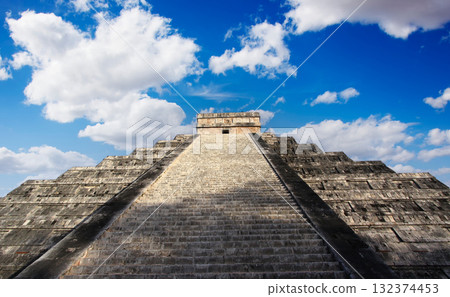 mayan pyramid in Chichen Itza ruins, Yucatan, Mexico mayan pyramid in Chichen Itza ruins, Yucatan, Mexico 132374453