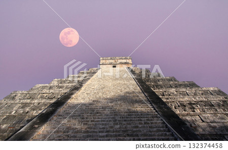 mayan pyramid in Chichen Itza ruins, Yucatan, Mexico mayan pyramid in Chichen Itza ruins, Yucatan, Mexico 132374458