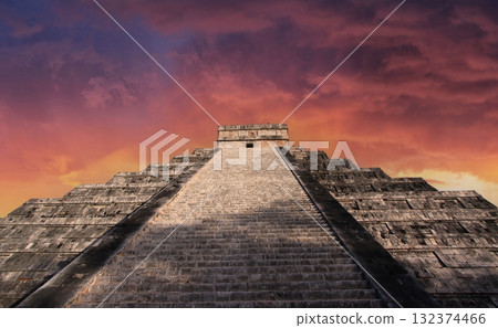 mayan pyramid in Chichen Itza ruins, Yucatan, Mexico 132374466