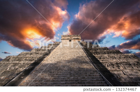mayan pyramid in Chichen Itza ruins, Yucatan, Mexico 132374467