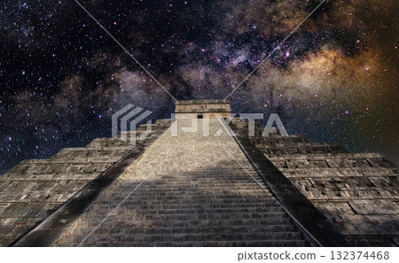 mayan pyramid in Chichen Itza ruins, Yucatan, Mexico 132374468