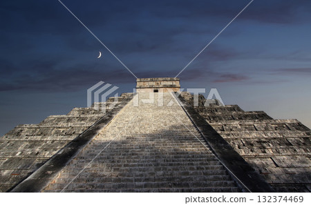 mayan pyramid in Chichen Itza ruins, Yucatan, Mexico 132374469