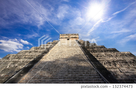 mayan pyramid in Chichen Itza ruins, Yucatan, Mexico mayan pyramid in Chichen Itza ruins, Yucatan, Mexico 132374473