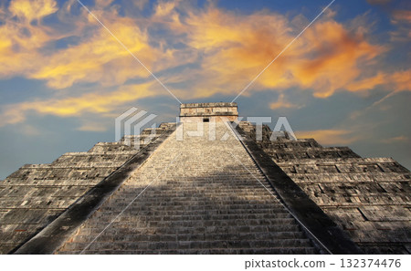 mayan pyramid in Chichen Itza ruins, Yucatan, Mexico mayan pyramid in Chichen Itza ruins, Yucatan, Mexico 132374476