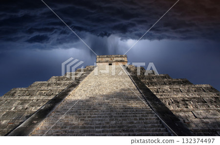 mayan pyramid in Chichen Itza ruins, Yucatan, Mexico mayan pyramid in Chichen Itza ruins, Yucatan, Mexico 132374497