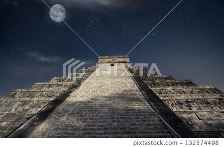 mayan pyramid in Chichen Itza ruins, Yucatan, Mexico 132374498